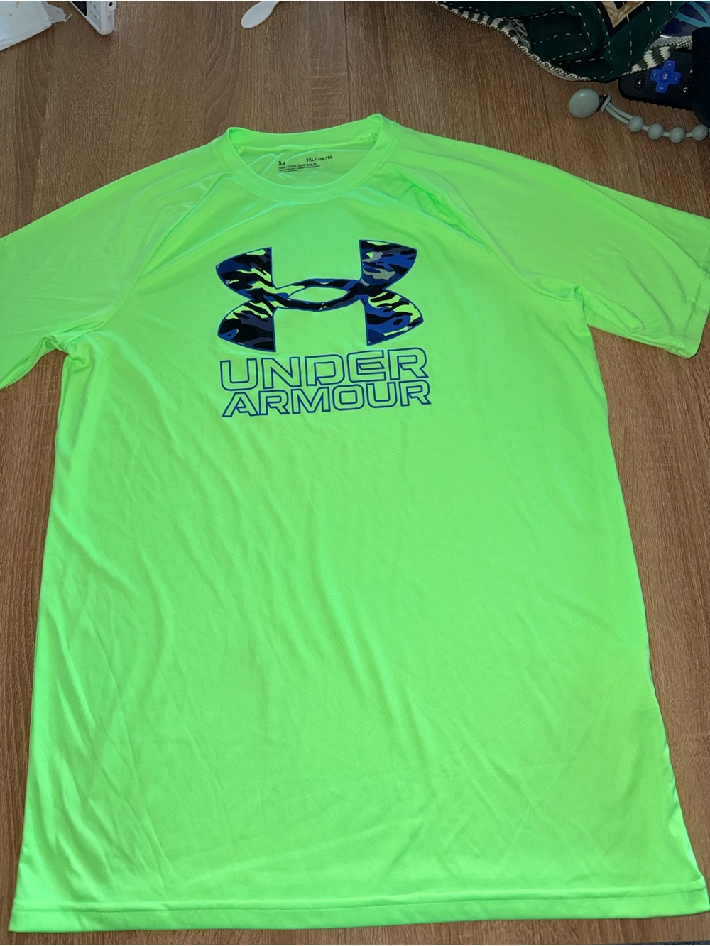 Under Armour Bright Neon Green Short-Sleeve Performance Tee with Camo youth xl